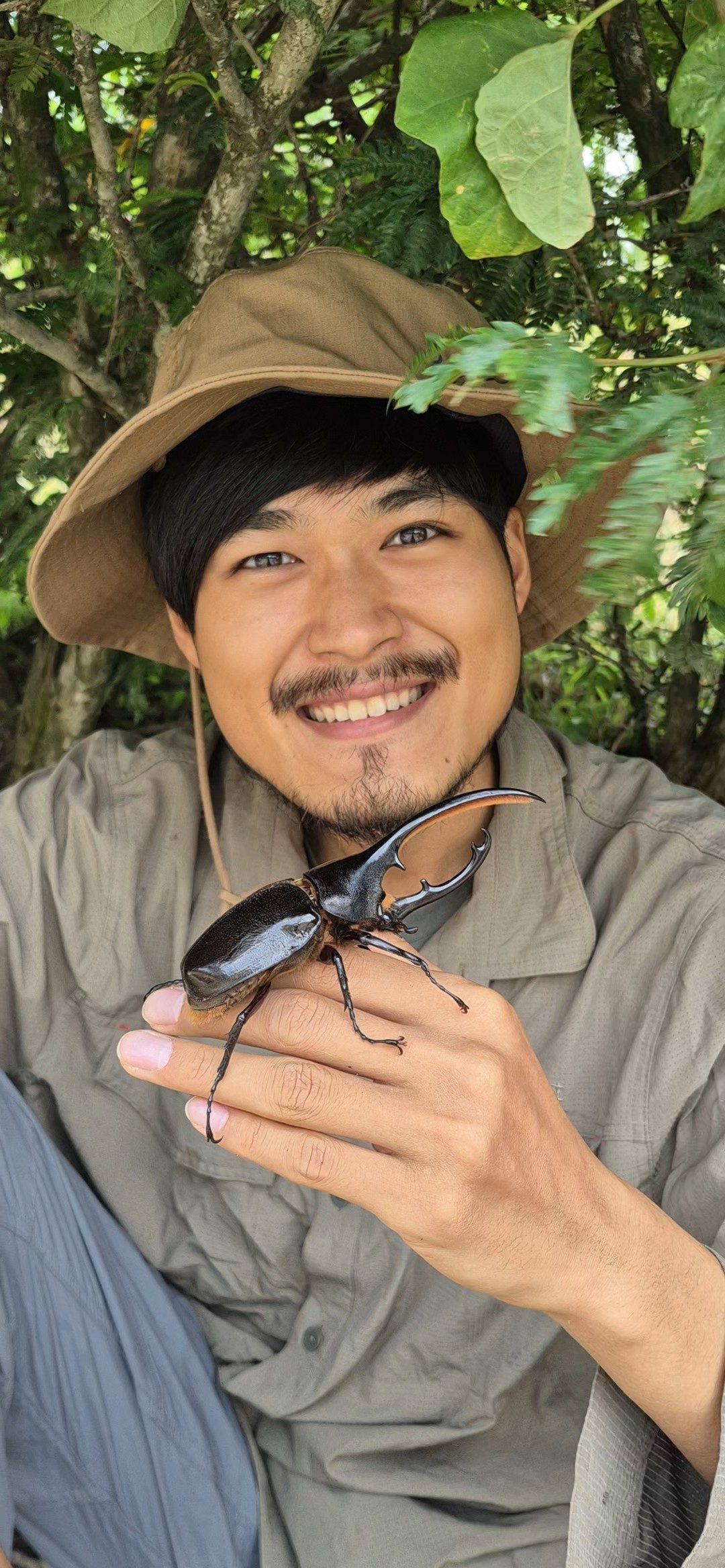 カブトムシを手に笑う山下拓真